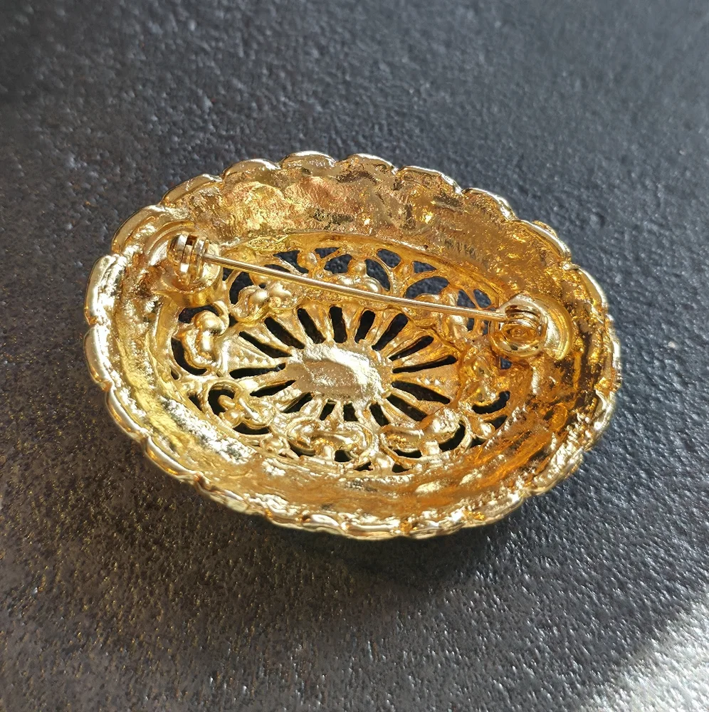 Vintage Oval Gold tone brooch